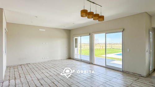 Casa En Venta En San Sebastian, Area 2, Vista Directa Y Salida Al Golf