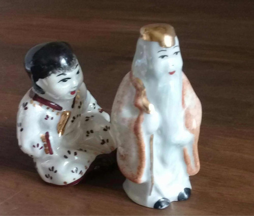 Imagem 3 de 3 de Kit 4 Estatuetas Japonesas Porcelana 9cm Pintado À Mão