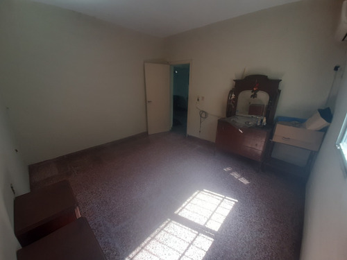 Gran Inmueble Sobre Calle Principal Para Vivir O Para Inversión En Zona Estratégica Del Barrio Para Destinos Múltiples Apto Profesional Comercial Salón Garages Viviendas Galpón Fot 2 Desarrolladores