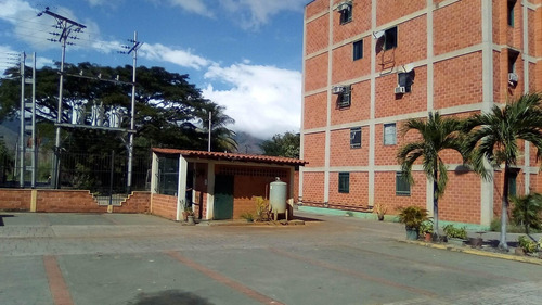 Comodo Apartamento Con Vista Panoramica Ubicado En Zona Fresca Con Mucha Iluminacion, Con Posibilidad De Una 3era Habitacion, Con Pozo Y Estrategica Ubicacion Cerca De La Avenida Universidad