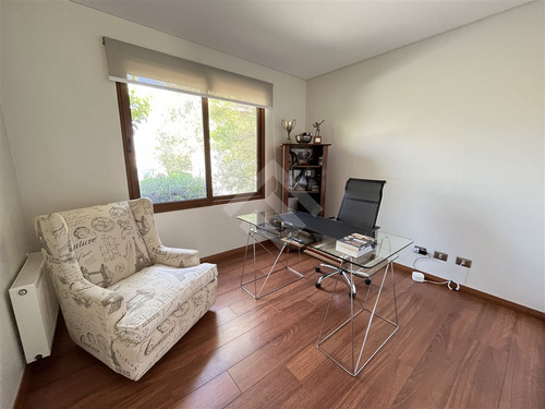 Casa En Venta De 4 Dorm. + Sala Estar En Chicureo P. Roj