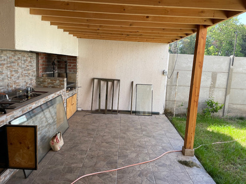 Moderna Casa Mediterranea En Condominio Seguro