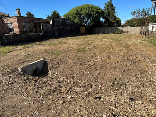 Terreno En Lagomar, Calle Mecha Bustos Y Julia De Almenara, Excelente Ubicación En Ciudad De La Costa.