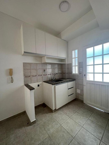 Imagen 3 de 8 de Duplex 2 Amb. C/patio Muy Buen Estado - Villa Luzuriaga