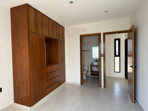 Estrena Casa Con Recámara En Planta Baja, Amplios Espacion 3 Recámaras Cada Una Con Baño. Casa Club Con Alberca.