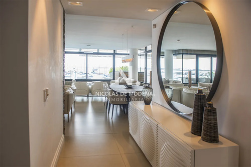 Apartamento Unico Frente Al Mar, Zona Puerto Con Piscina Propia.