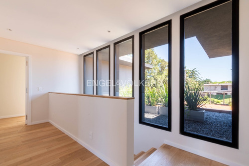 Moderna Y Luminosa Casa De 4 Dormitorios A Estrenar En San Nicolás Id 6210