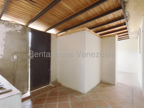 Daniela Linarez Vende Casas En Excelente Urbanismo De Cabudare Posee 226m2 Ademas De Dos Anexos Idependientes Y Se Encuentra En Impecables Condiciones Con Todos Los Servicios Basicos