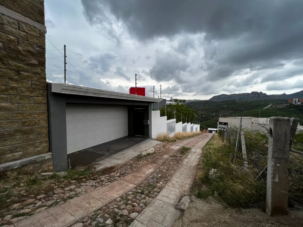 Casa En Venta De Estilo Moderno Con Espectacular Vista Y Aca