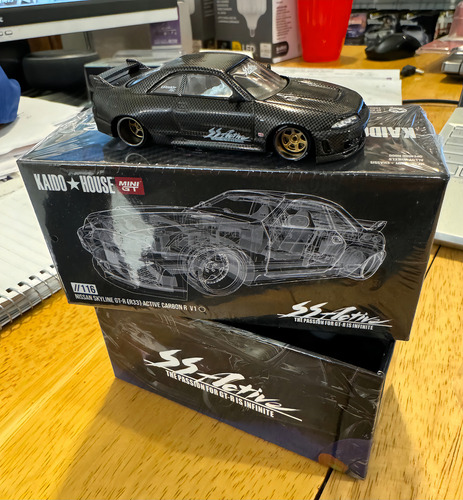 Mini GT Kaido House Nissan Skyline Gt-r (r33) Carbon R //116 Cor preta