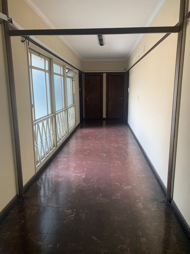 Se Vende Oficina En Ciudad Vieja, Calle Zabala, A Metros De La Rambla 25 De Agosto.