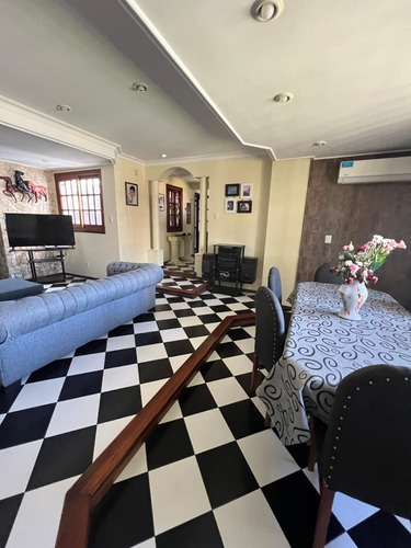 Hermosa Casa En Venta En Lomas De Zamora