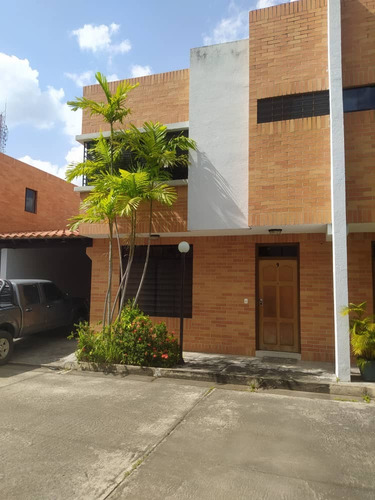 Townhouse En Villa Shirak Callejón Mañongo Frente Al Sambil.