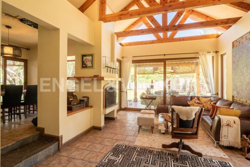 Casa Chilena, Excelente En Condominio