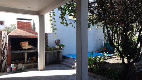 Alquiler Luis Guillon Casa 2 Dormitorios Con Cochera Y Patio.