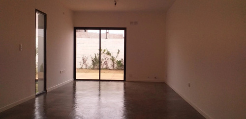 Imagen 3 de 6 de Moderna Casa En Ph A Estrenar, Cerca Del Centro De Lobos