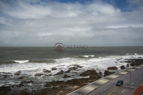 Departamento En Venta, 3 Dormitorios Con Linda Vista Al Mar.-ref:2510