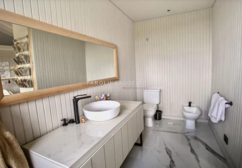 Venta De Casa Con 4 Dormitorios En Pueblo Mío, Manantiales.