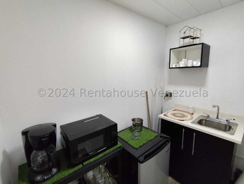 Oficina En Venta Urb La Arboleda, Maracay Totalmente Remodelada Con Aire Acondicionado Kg:24-28833