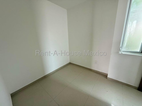 Venta. Santa Rosa Jauregui - Casa, Sala De Tv, 3 Recámaras, Cuarto De Servicio