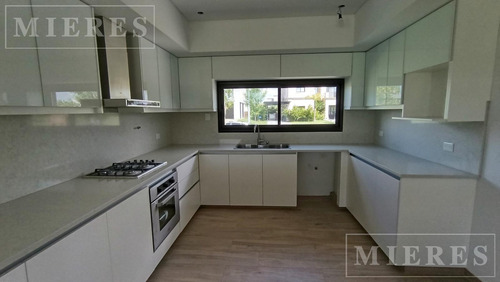 Casa En Venta Sobre Lote Interno En Barrio Ceibos Puertos