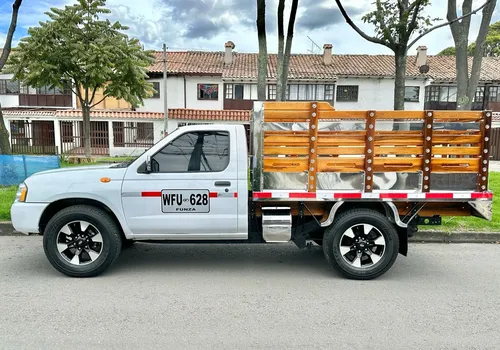 Nissan Frontier Np300 2.4 Mt 4x2 Estacas