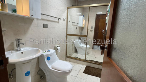 Cómoda Y Acogedora Casa De Múltiples Niveles En Venta Ubicada En La Trinidad 25-17807