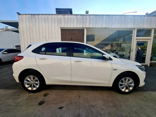 Imagen 2 de 23 de Nuevo Chevrolet Onix 1.2 Lt Tech 2023 0km Color Smartin5