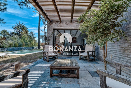 Casa Venta, Piriápolis. San Francisco. 3 Dormitorios. 2 Baños. Con Piscina. A 3 Cuadras De La Playa.