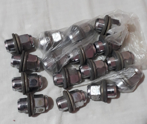 Tuercas Originales Para Rines Yaris, Corolla ,pevia (Usado)