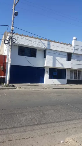 Bodega Con Mezzanini, Patio Y Dos Baños