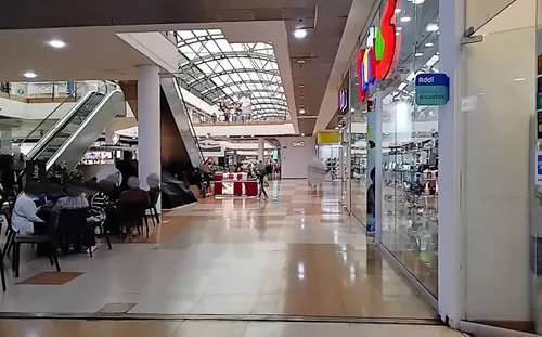 Local En Arriendo/venta En Centro Comercial Plaza Imperial. Cod A10110085