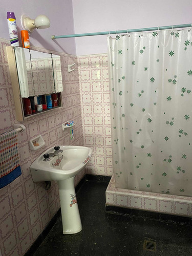 Casa En Banfield Oeste, Excelente Ubicación.