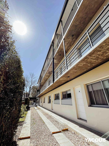 Casa En Venta - 2 Dormitorios 1 Baño - Cochera - 105mts2 - City Bell