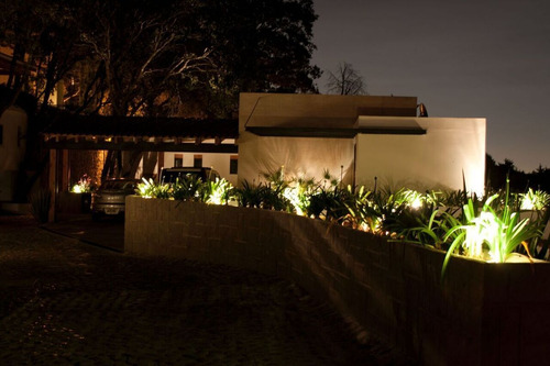De Revista, A Doble Altura Y Con Enorme Jardin