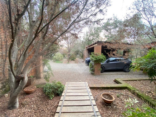 Casa En Venta De 3 Dorm + 2 Estar . En Chicureo Colina