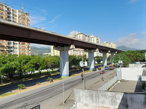 En Venta Edificio Industrial Y Comercial , Avenida Intercomunal Guarenas Guatire, Guarenas Dyu