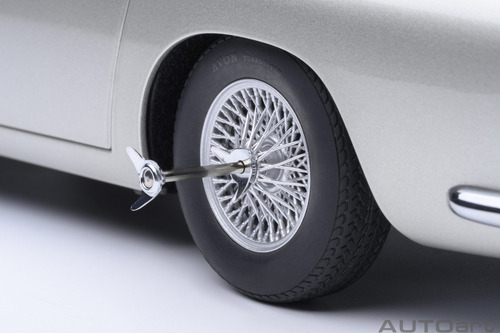 Aston Martin Db5 James Bond 007 Escala 1:18 Autoart 70296 Color Plateado