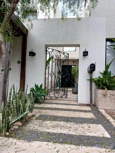 Lindisima Casa En  Venta En Santa Barbara, Con Jardin A La Laguna