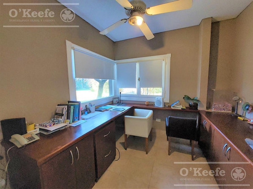 Imagen 19 de 30 de Casa En Venta De Cinco Ambientes Con Quincho Y Vista Al Fondo A Golf En Abril Club De Campo