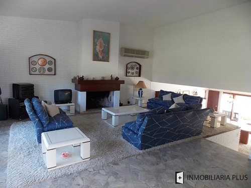 Alquiler De Casa Con Piscina De 400m2 Y 1200 M2 De Terreno 5 Dormitorios En Playa Mansa De Punta Del Este