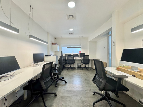 Oficina Remodelada Con Amplios Espacios Y Buena Ubicación
