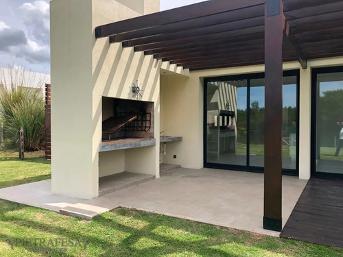 Casa En Venta 4 Dormitorios 5 Baños Con Parrillero Y Fondo Con Vista Al Lago- Carmel- Ref: 1938