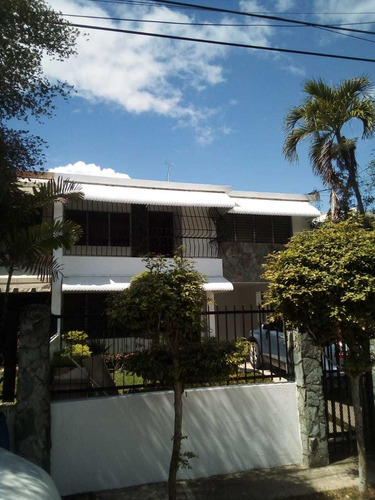 Alquilo Casa En Ensanche Los Prados.