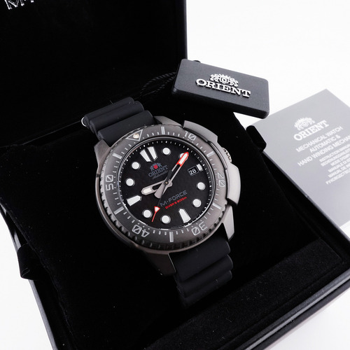 Correa japonesa Orient Automatic M-force Divers Sapphire RA-AC0L03B00b, bisel negro, fondo gris oscuro
