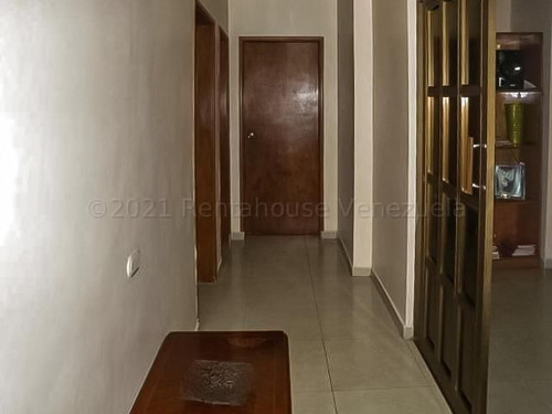 Imagen 3 de 8 de Apartamento De 130mts2, Ubicado En La Av. Rafael González (punto Fijo). Resalta Su Hermosa Cocina. #21-13438.