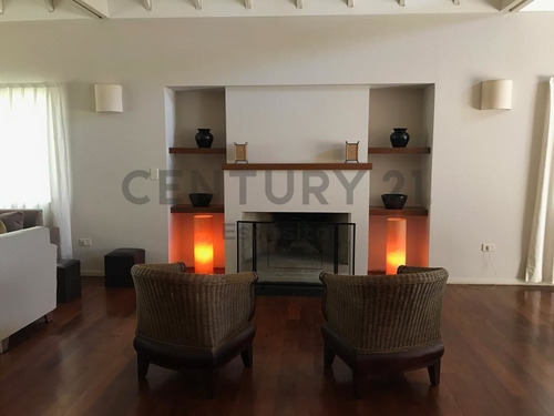 467 Y 148. Casa En Venta En Grand Bell I, De 3/4 Dormitorios.