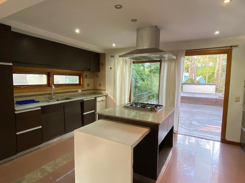 Casa En Venta En Carilo