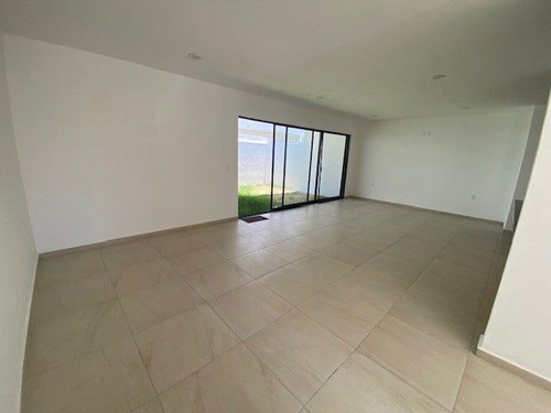 Casas En Venta En Grand Juriquilla, 3 Recamaras, Jardín, Family Room, Lujo!