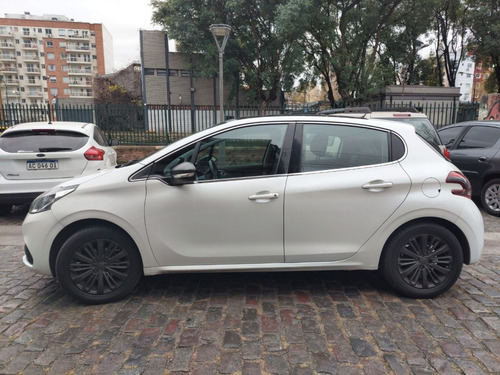 Imagen 2 de 17 de Peugeot 208 Feline 1.6 Mt 5 Ptas. / Nafta / 2016